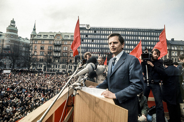 Olof Palme håller tal inför en stor publik.